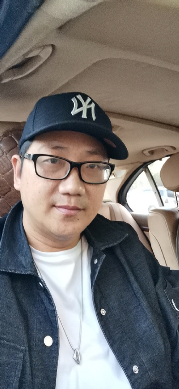拥抱幸福的第一张照片--厦门相亲网